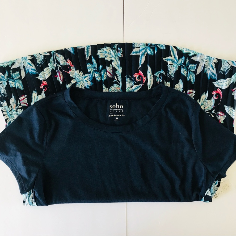 New York & Company Pleated Manhattan Top Size M